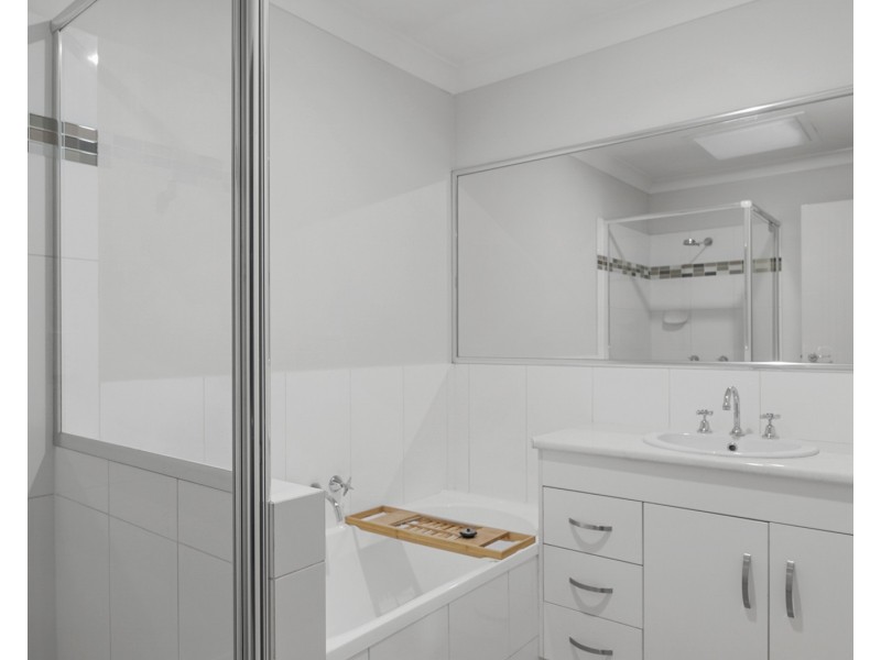 Unit 2/52B Llewellyn Street, Centenary Heights QLD 4350