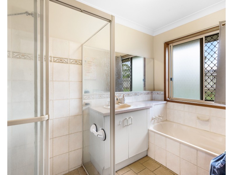 2 Gainsborough Drive, Glenvale QLD 4350