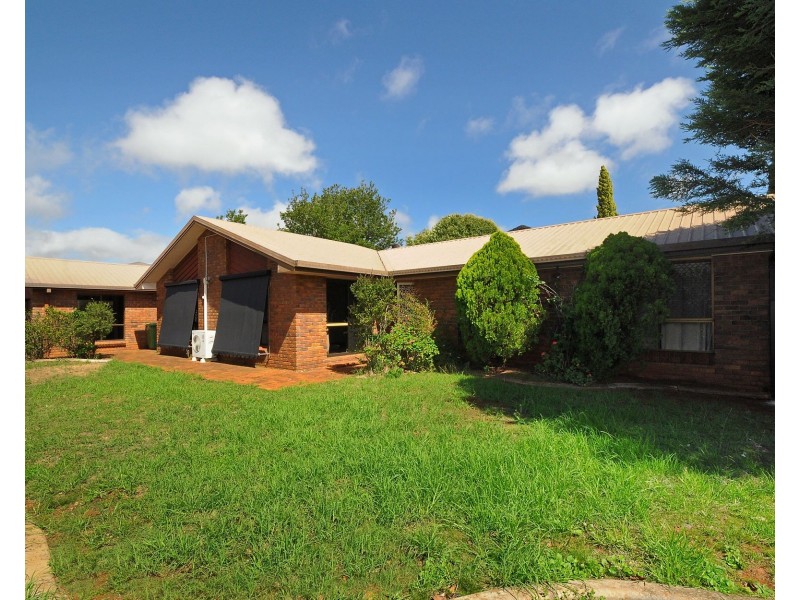 1 Lupin Court, Centenary Heights QLD 4350