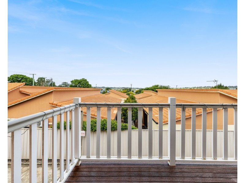 Unit 3/226 Herries Street, Newtown QLD 4350