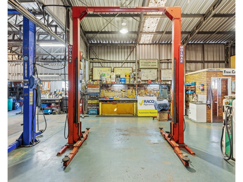 8571 Warrego Highway, Withcott QLD 4352
