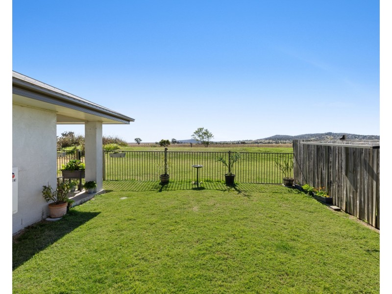 43 Mia Street, Wyreema QLD 4352