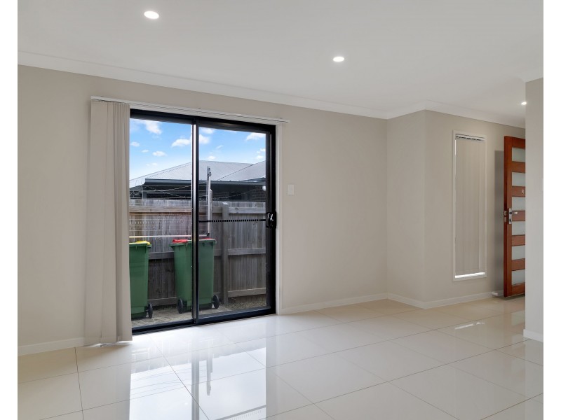 Unit 2/11 Weebah Place, Cambooya QLD 4358