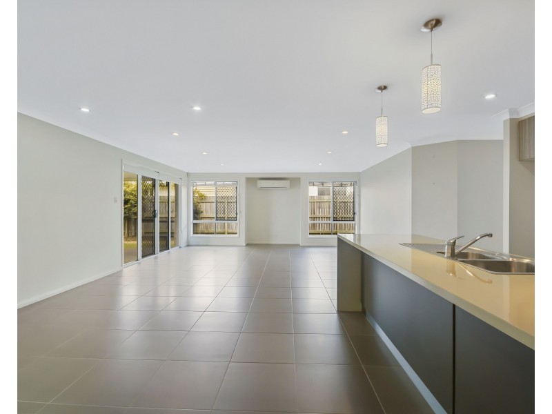 7 Saba Court, Middle Ridge QLD 4350