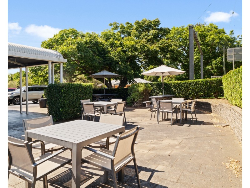 8618 New England Highway, Hampton QLD 4352