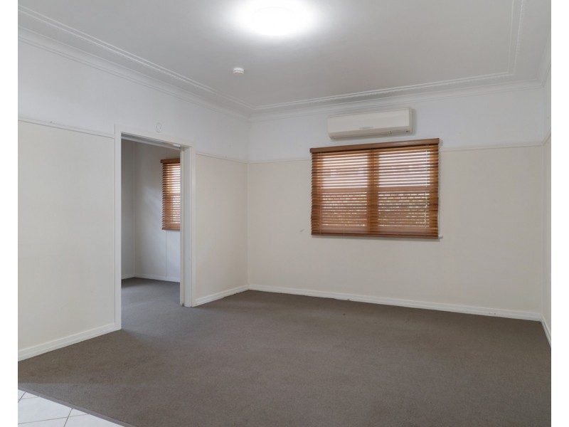 78 North Street, Mount Lofty QLD 4350