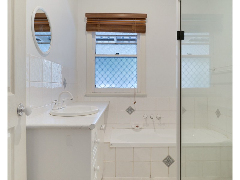 78 North Street, Mount Lofty QLD 4350