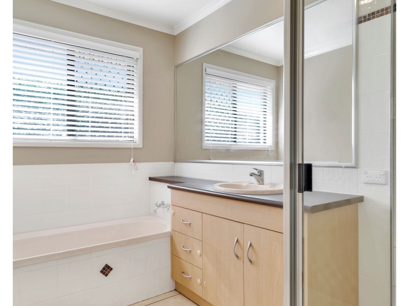 19 Prime Minister Drive, Middle Ridge QLD 4350