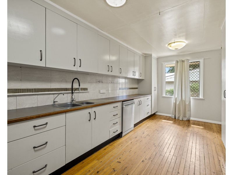 11 Newmarket Street, Newtown QLD 4350