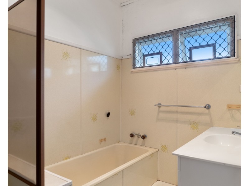 22 Hennessy Street, Harristown QLD 4350