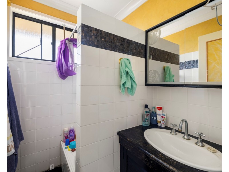 Unit 8/56 North Street, Mount Lofty QLD 4350