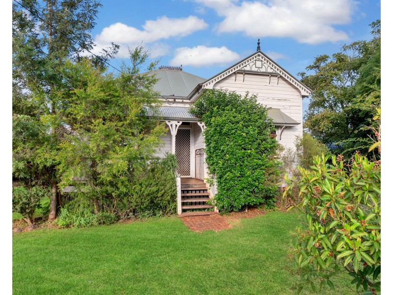 6 Northland Street, Newtown QLD 4350