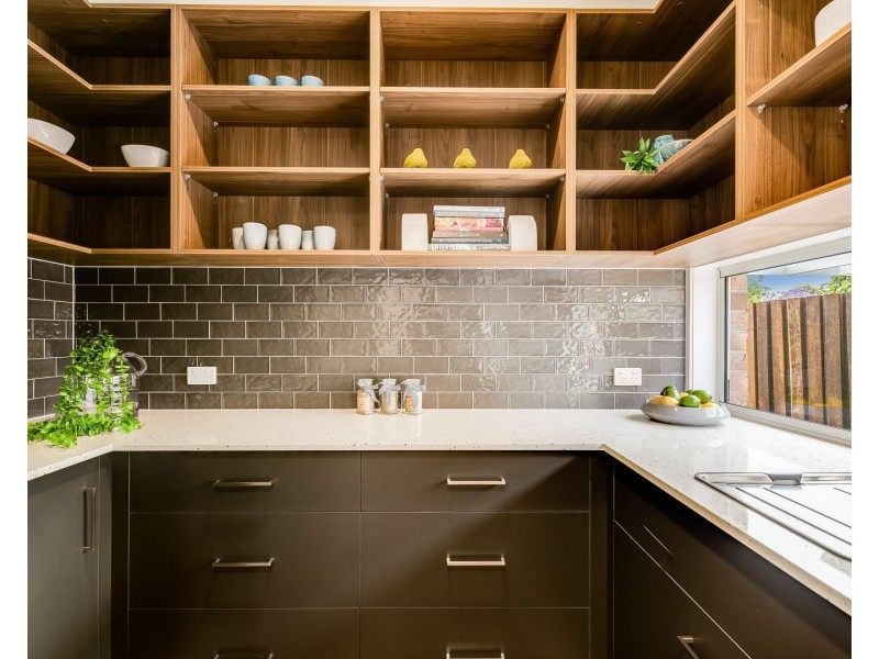 18 Simla Street, Mount Lofty QLD 4350