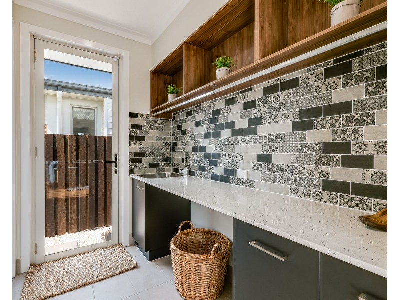 18 Simla Street, Mount Lofty QLD 4350