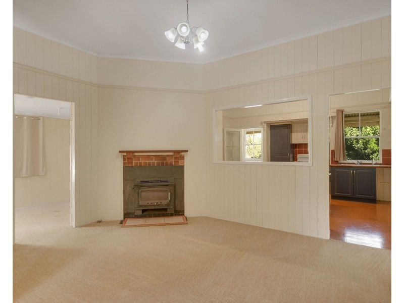 12 Stuart Street, Mount Lofty QLD 4350