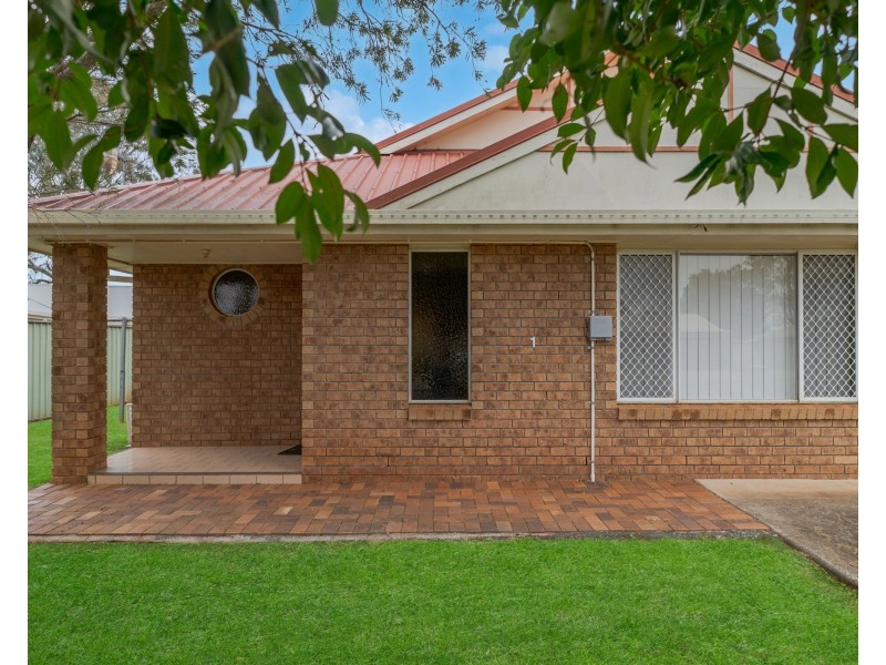Unit 1/8 Camellia Court, Darling Heights QLD 4350