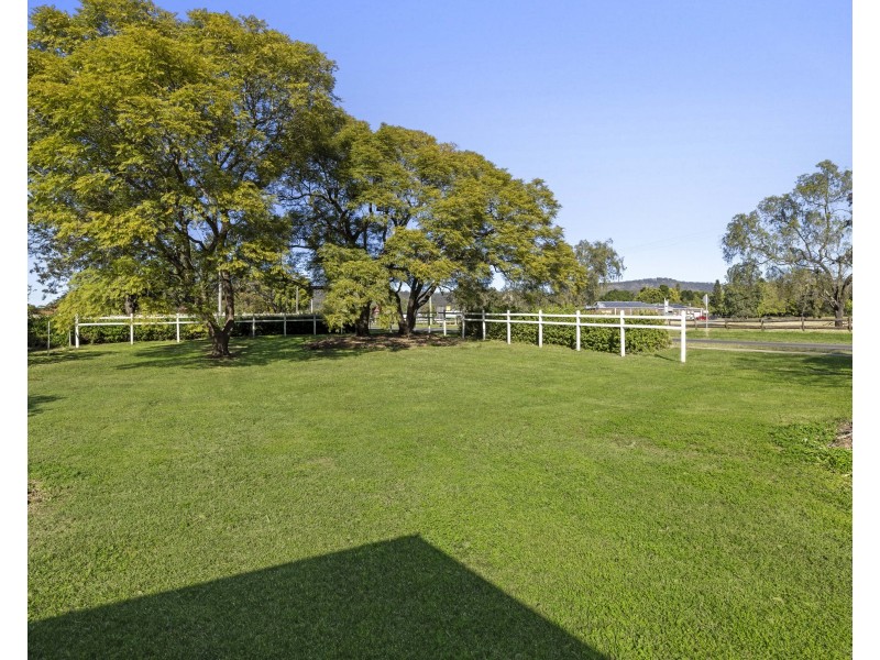 20 Jones Road, Withcott QLD 4352