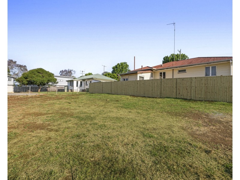 207-209 Jellicoe Street, Newtown QLD 4350