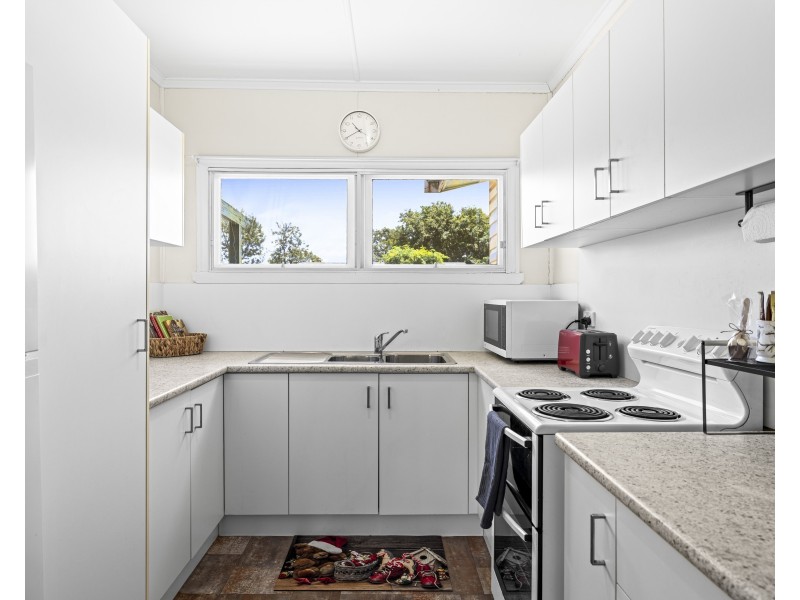 2 Welcombe Avenue, Rockville QLD 4350