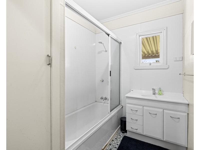 2 Welcombe Avenue, Rockville QLD 4350