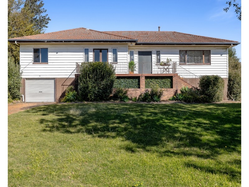 16 Ross Street, Mount Lofty QLD 4350
