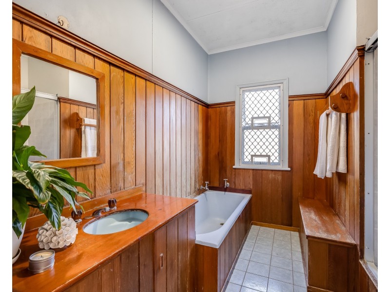 16 Ross Street, Mount Lofty QLD 4350