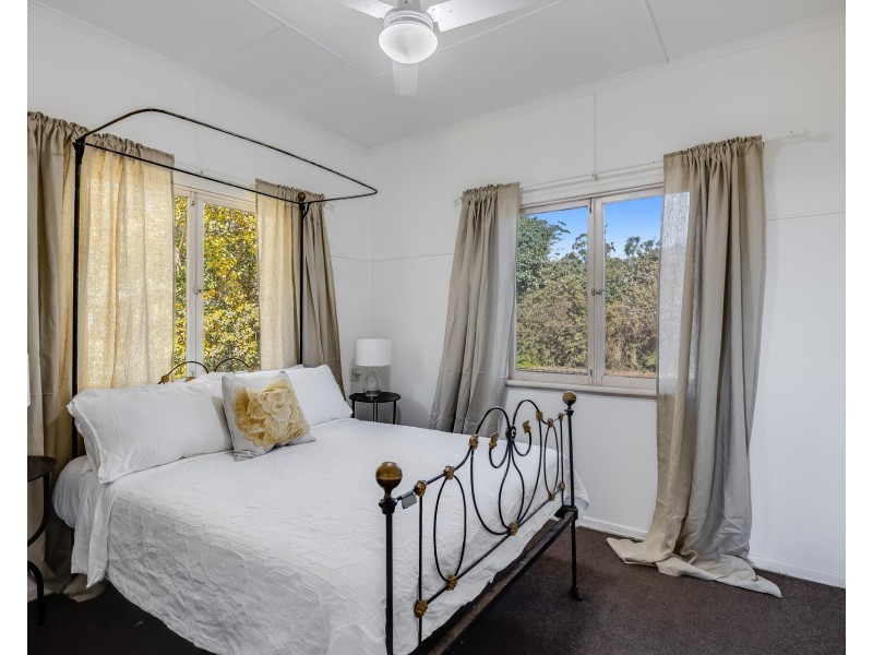 16 Ross Street, Mount Lofty QLD 4350