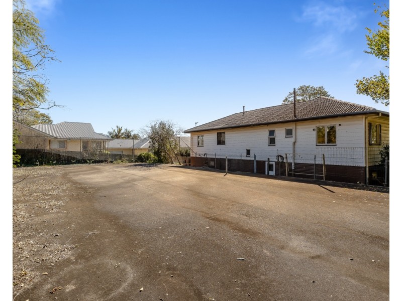 16 Ross Street, Mount Lofty QLD 4350