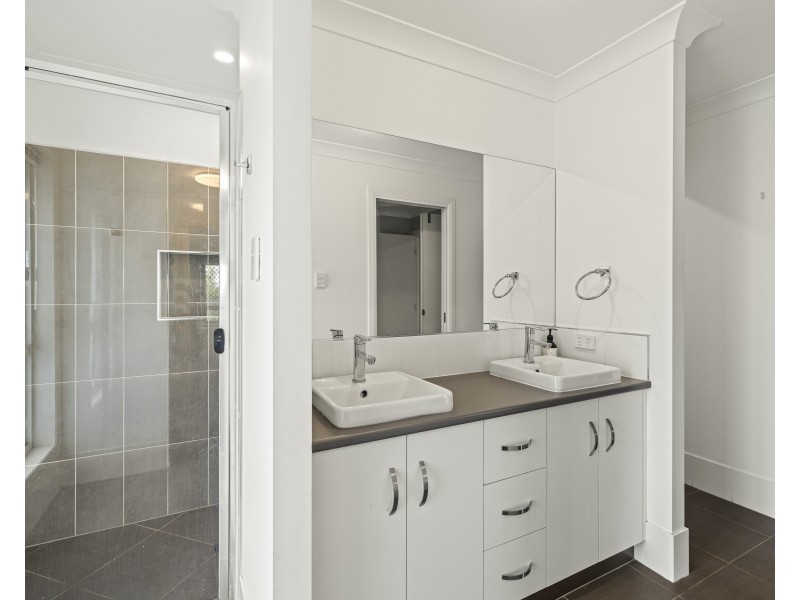 43 Gwenda Drive, Westbrook QLD 4350