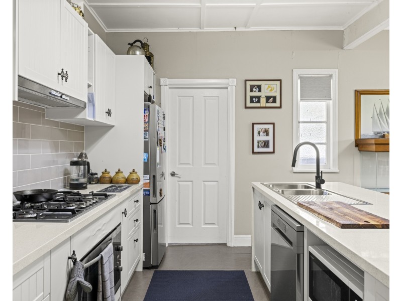 1 Jones Street, Crows Nest QLD 4355