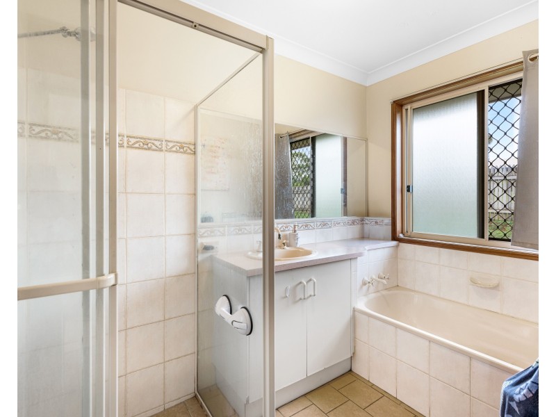 2 Gainsborough Drive, Glenvale QLD 4350