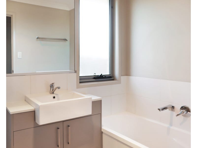 Unit 2/5 Cardamon Crescent, Glenvale QLD 4350