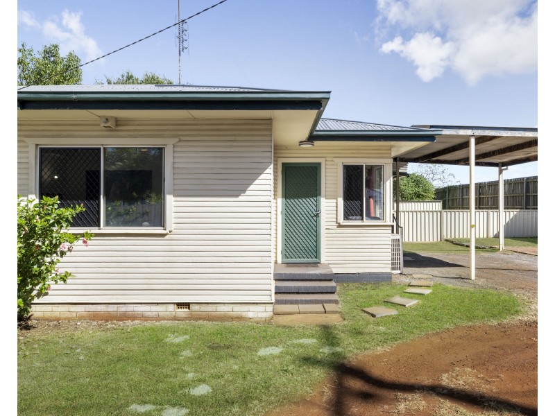 813 Ruthven Street, Kearneys Spring QLD 4350