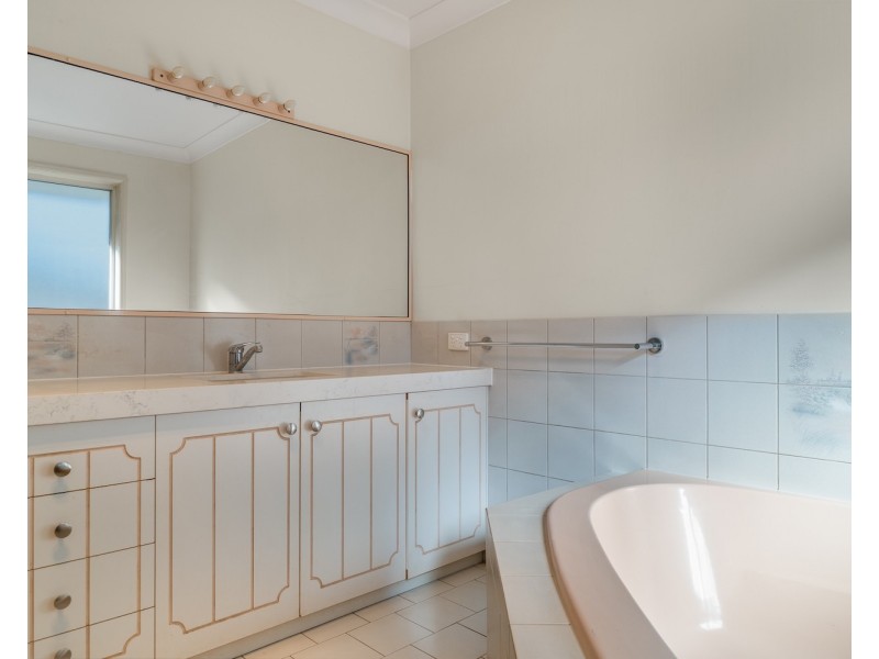 27 Horrocks Crescent, Kearneys Spring QLD 4350