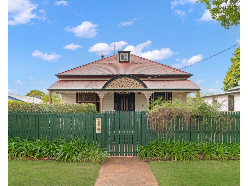 4 Boulton Terrace, Toowoomba City QLD 4350