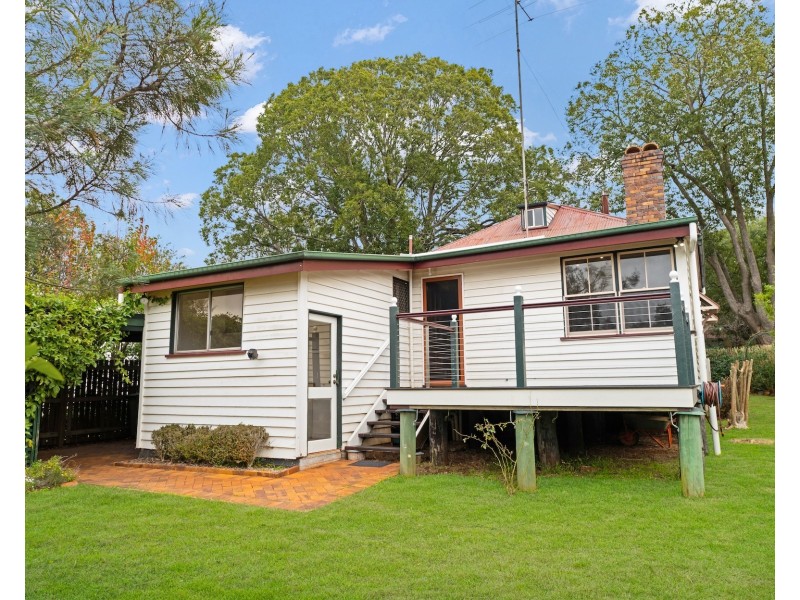 4 Boulton Terrace, Toowoomba City QLD 4350