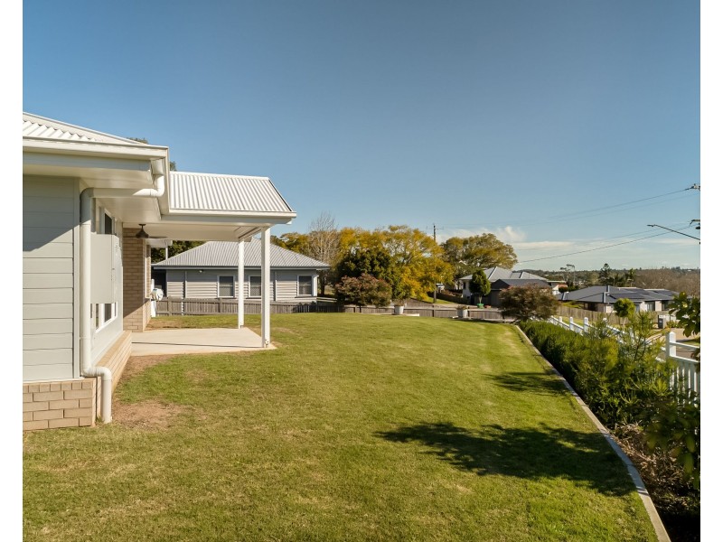 8 Ashgrove Terrace, Harlaxton QLD 4350