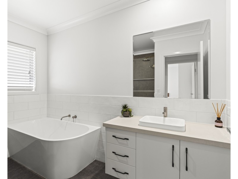 4 Hall Road, Cabarlah QLD 4352