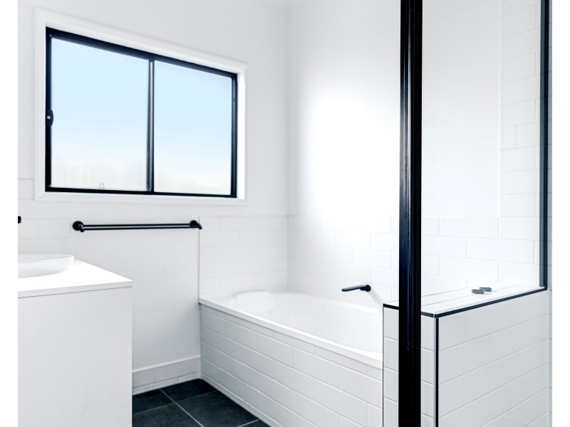 Unit 4/4 Pyrenees Close, Middle Ridge QLD 4350