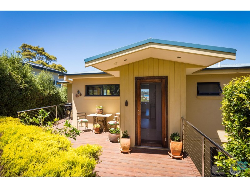 9 Hillcrest Avenue, North Narooma NSW 2546