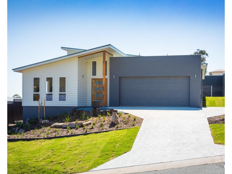 49 Warbler Crescent, North Narooma NSW 2546