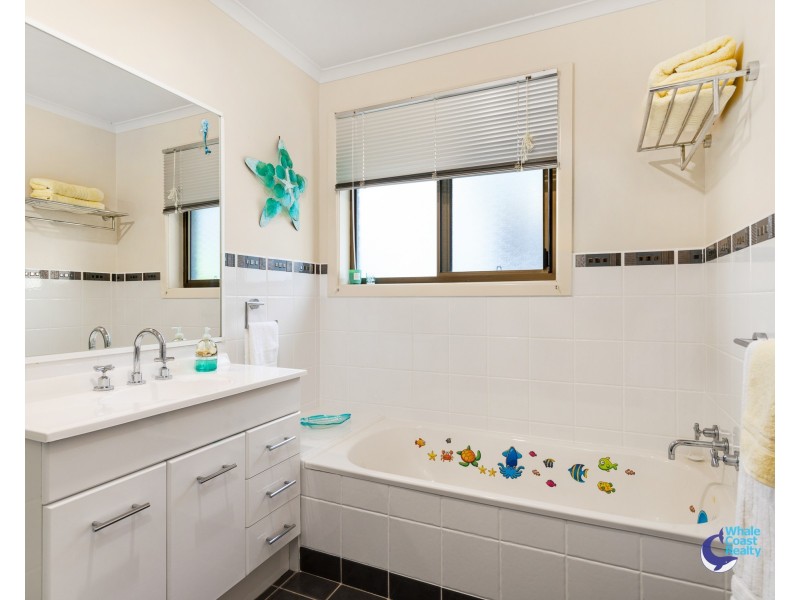 4 Farncombe Ave, Narooma NSW 2546