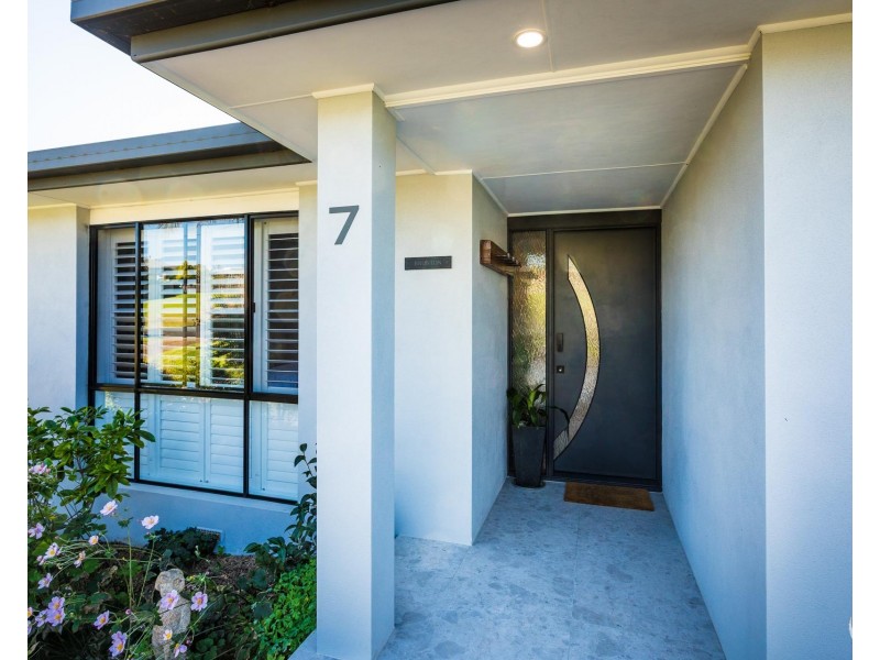 7 Lakeside Drive, Kianga NSW 2546