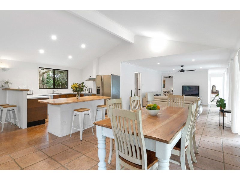 27 Bulgoon Crescent, Ocean Shores NSW 2483