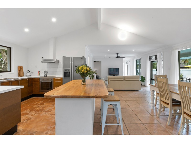 27 Bulgoon Crescent, Ocean Shores NSW 2483