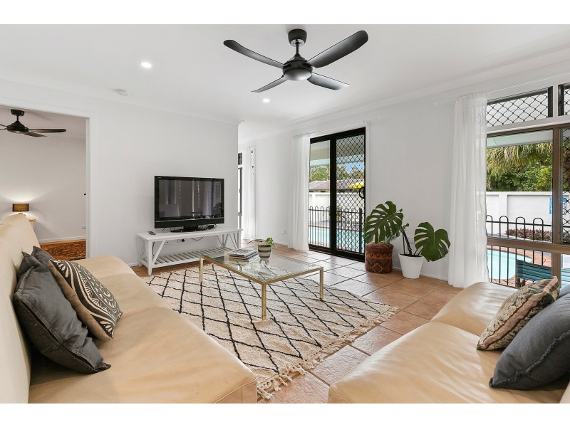 27 Bulgoon Crescent, Ocean Shores NSW 2483