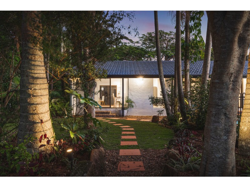 27 Bulgoon Crescent, Ocean Shores NSW 2483