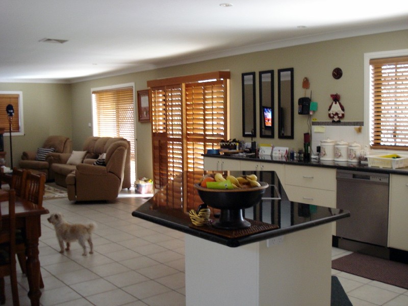 4 Weatherley Avenue, Mermaid Waters QLD 4218