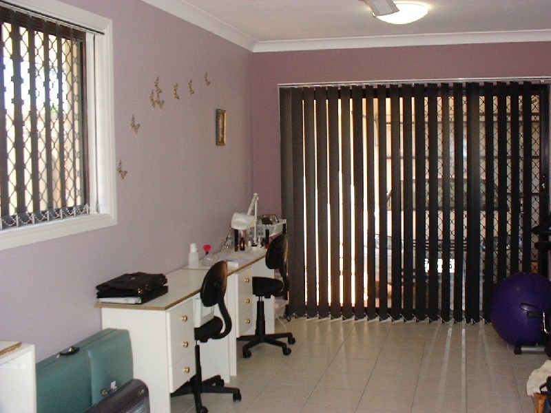 4 Weatherley Avenue, Mermaid Waters QLD 4218