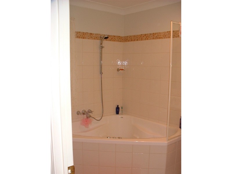 4 Weatherley Avenue, Mermaid Waters QLD 4218